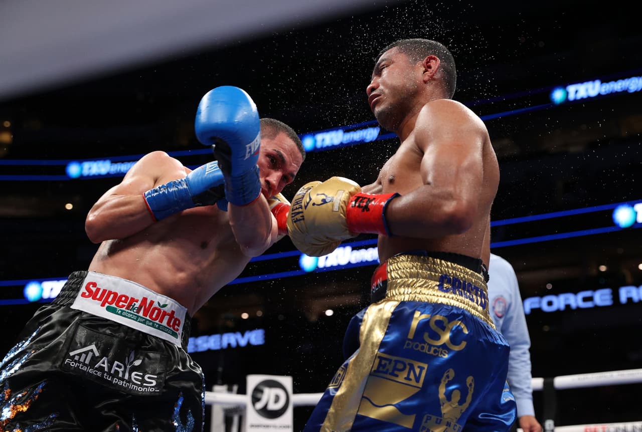 Los jueces otorgaron las tarjetas 115-113 para Román, 117-111 para Estrada y 113-115 para el mexicano, otorgándole así la victoria al Juan Francisco Estrada por decisión dividida y coronarse campeón unificado CMB, The Ring y AMB supermosca.