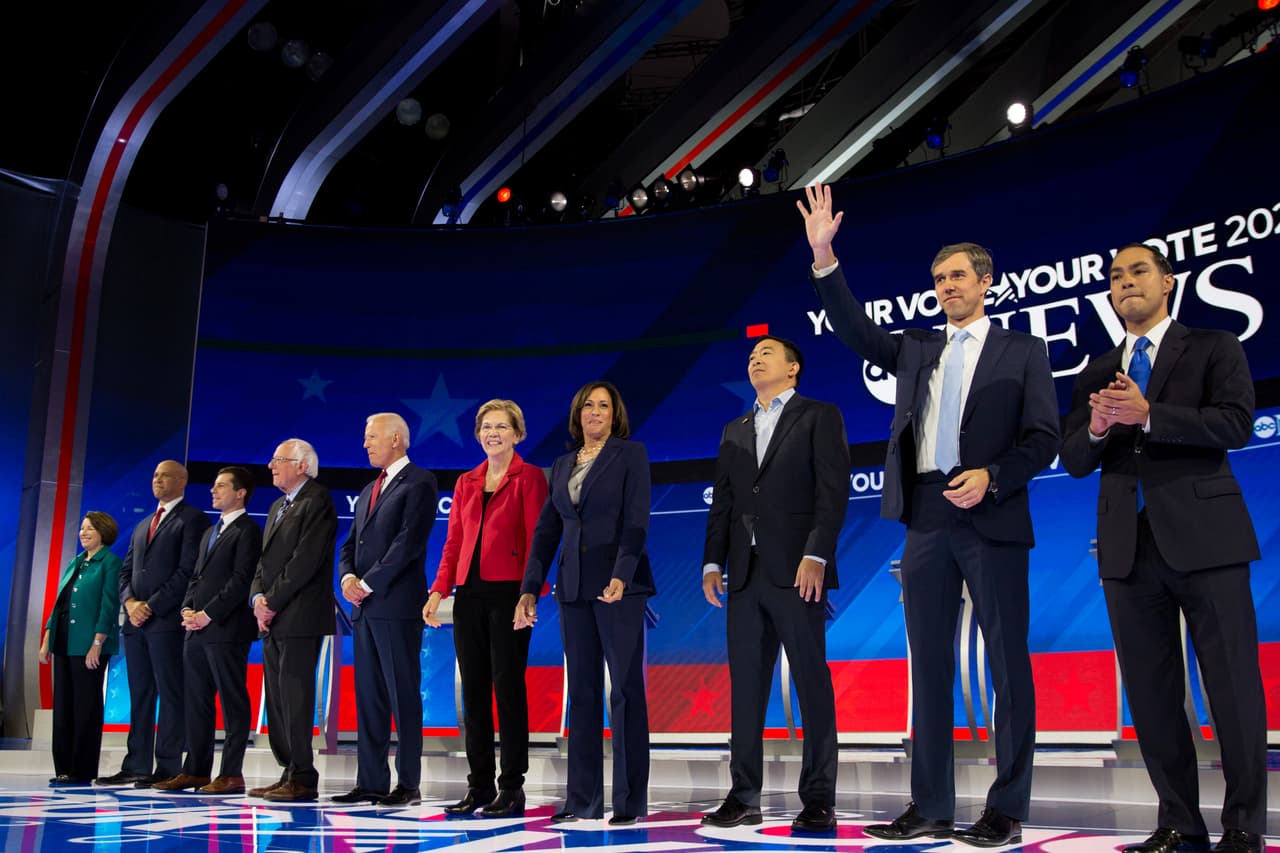 <b>La carrera para sacar a Trump. </b>Los aspirantes a la candidatura demócrata durante un debate en Houston, Texas.
<b> </b>Esta pugna comenzó con más de 20 contendores y el primer debate realizado en Miami a finales de abril tuvo que hacerse en dos tandas, desde entonces 
<a href="https://www.univision.com/noticias/elecciones-en-eeuu-2020/el-multimillonario-michael-bloomberg-presenta-oficialmente-su-candidatura-a-las-primarias-democratas">varios se han incorporado y retirado</a> del variopinto grupo de hombres y mujeres. 
<a href="https://www.univision.com/noticias/politica/interactivo-puede-algun-democrata-vencer-a-trump-elige-a-tu-candidato-y-sabras-quien-tiene-mas-chance-en-2020">Los sondeos han favorecido a el vicepresidente Joe Biden</a>, al senador Bernie Sanders, a la senadora Elizabeth Warren y a Pete Buttigieg, alcalde de Fort Bend, Indiana, el único de los cuatro que tiene menos de 70 años de edad. 
<b>12 de septiembre de 2019.</b>