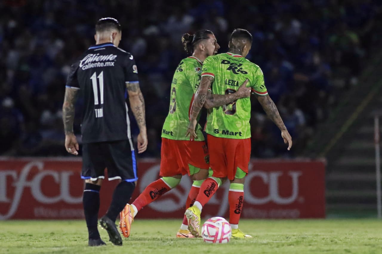 Michael Estrada, de penal, y Gonzalo Carneiro adelantaron a Cruz Azul al final de la primera parte. Pero Bravos apretó el acelerador al 86 y 98 para que Lezcano y Machís, de penal, rescataron el dramático empate en la Jornada 12.