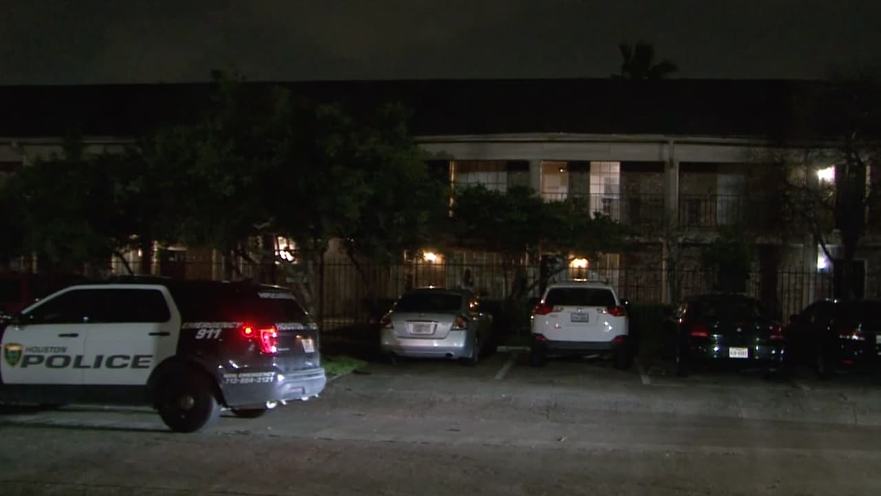 Cuando la víctima que fue identificada como Raúl Yamamoto, de 38 años, llegó al lugar, los sospechosos lo robaron a punta de pistola antes de disparar en varias ocasiones contra él.