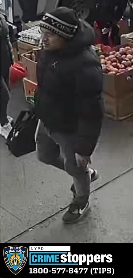 El individuo No. 2, que distrajo al empleado de Brink's, se describe como un hombre de complexión media, visto por última vez con un 
<b>gorro de invierno negro con ribete blanco, </b>un abrigo de invierno negro con capucha, pantalones grises y zapatillas negras.
<br>