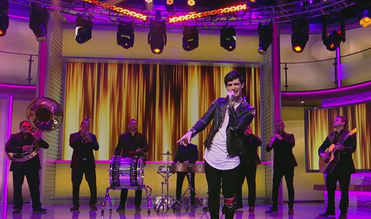 Adriel Favela llegó al nuevo escenario de Despierta América para cantarle a la audiencia, pero también dispuesto a conectar en directo con los fans del show a través de las plataformas digitales.
<br>
