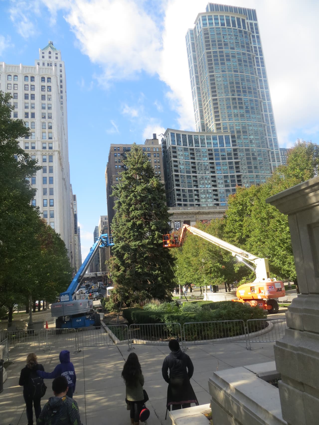 Dos enormes grúas empezaron ya con la labor.