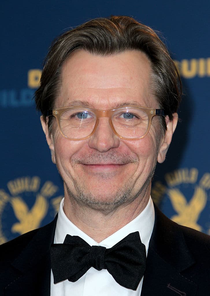 <b>Gary Oldman </b>es considerado como uno de los
<a href="https://www.univision.com/entretenimiento/cultura-pop/10-galanes-de-hollywood-que-rompen-corazones">galanes de Hollywood</a> y sin importar que actualmente tenga 63 años, aún continúa robando suspiros.