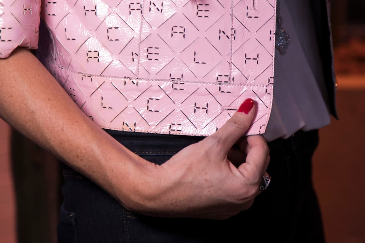 En esta foto podemos notar que para este show llevó las uñas pintadas de rojo.