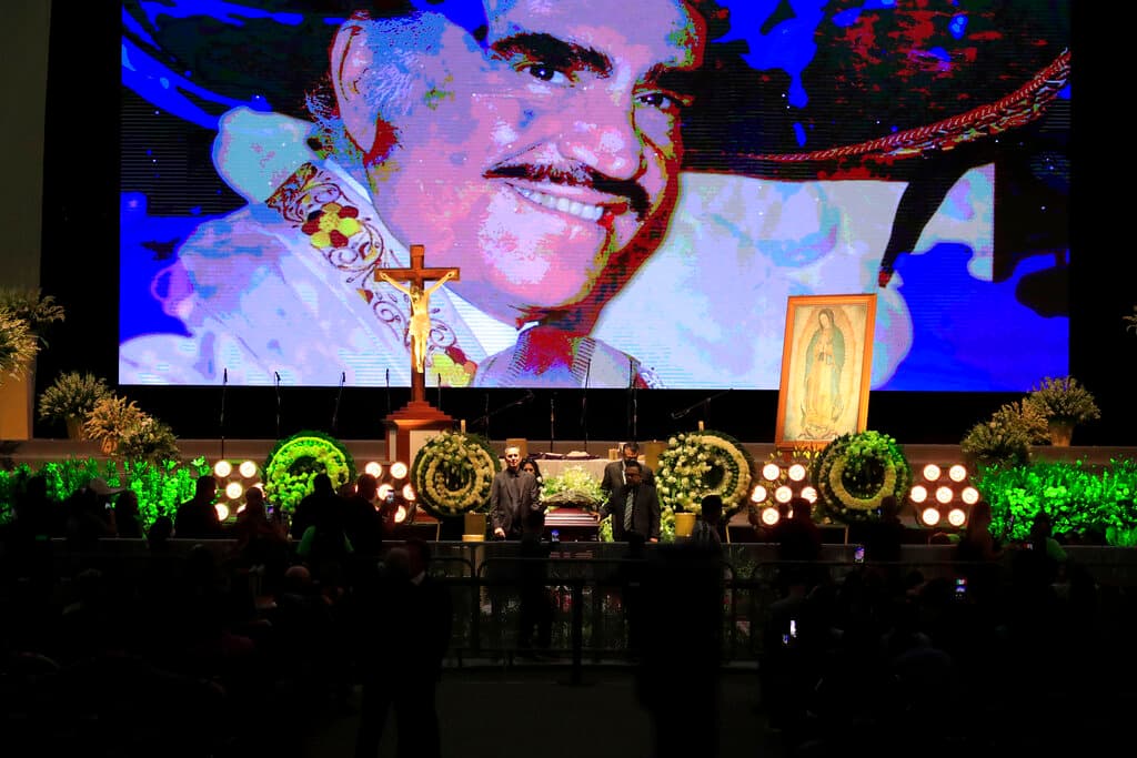 Recuerdos, anécdotas y un aplauso que hizo eco en toda Latinoamérica: el emotivo adiós de miles de seguidores a Vicente Fernández