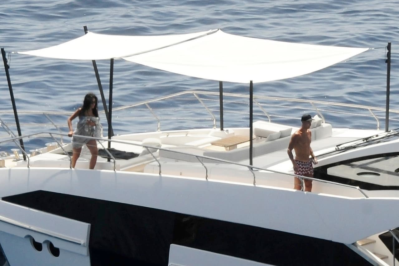 El yate tiene 
<b>88 pies de largo.</b>
<br>