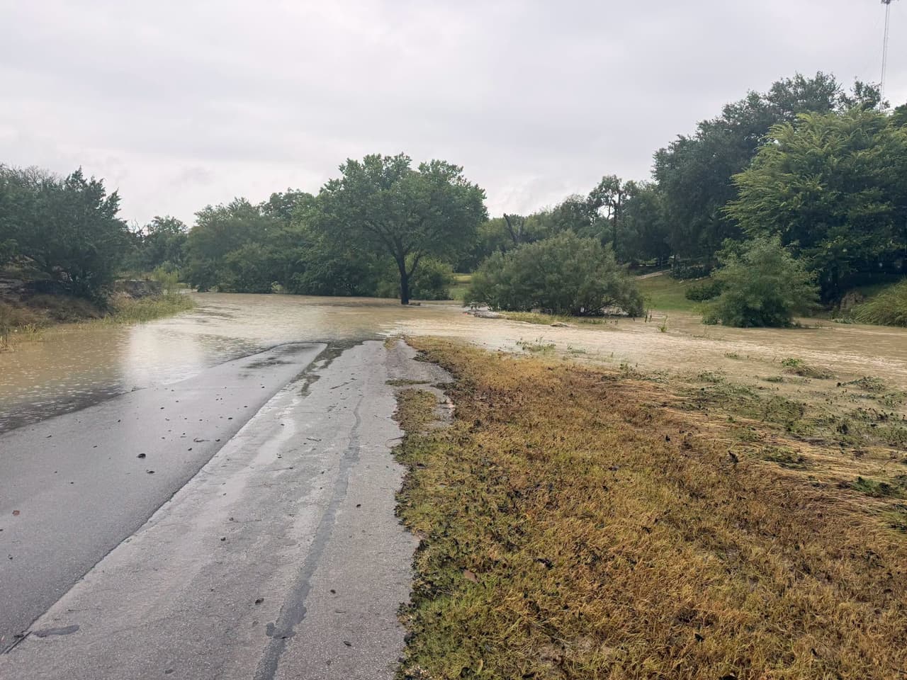 Alrededor de las 8:00 de esta mañana, se cerró el Sidney Baker Bridge y residentes a lo largo del Quinlan Creek tuvieron que ser evacuados a terrenos más altos.
