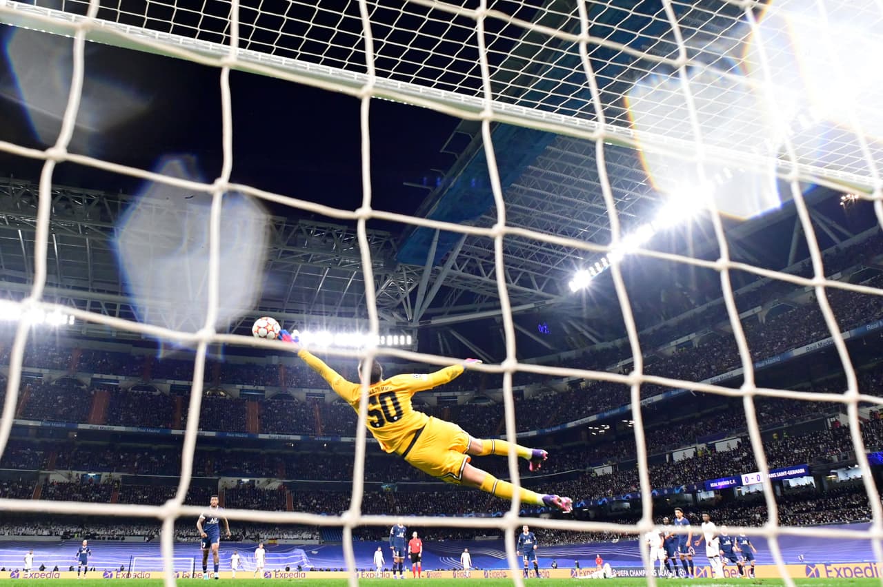 Épica remontada del Real Madrid para avanzar a los Cuartos de Final de la Champions League con hat-trick de Benzema sobre el PSG de Mbappé, Messi y Neymar que quedan eliminados de Europa.