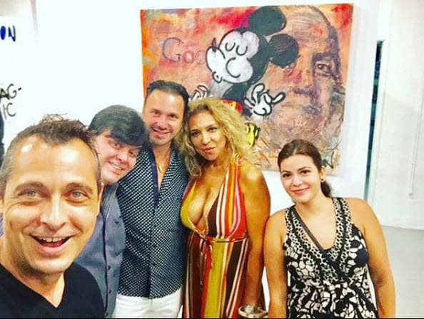 Cristian Zuarez actualmente tiene 43 años por lo que su pareja es 9 años mayor que él.