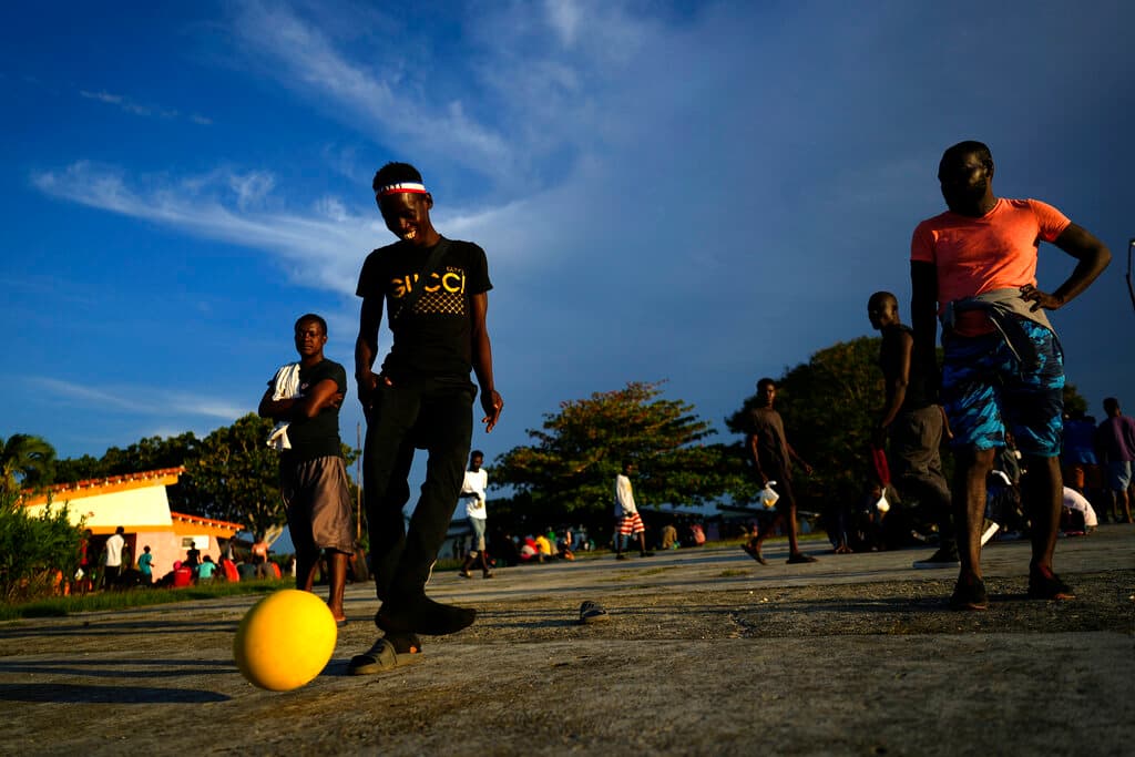 Luego fueron llevados al centro de acogida temporal en otro municipio costero de la misma provincia de Villa Clara. Mientras esperan allí a ser procesados, este miércoles algunos jugaban fútbol o juegos de mesa.