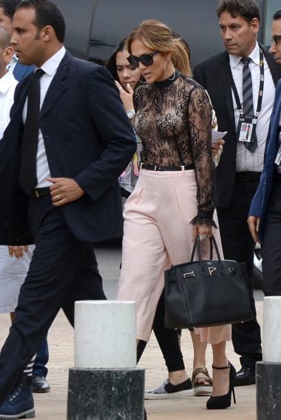 Fue acaompañada por un equipo de seguridad que la cuidó al extremo.