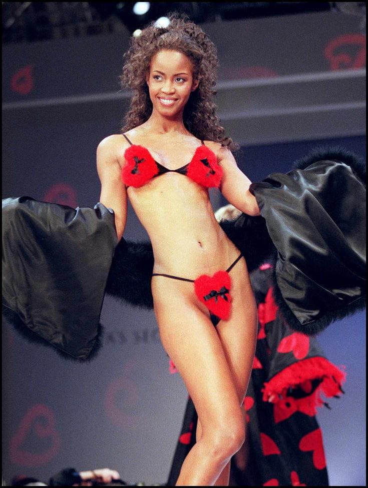 Mientras en el pasado los productos eran promovidos por supermodelos como Tyra Banks, Candice Swanepoel, Alessandra Ambrosio, Gisele Bündchen, Miranda Kerr, Lily Aldridge, Adriana Lima y Laetitia Casta, las nuevas elegidas son consideradas "íconos de nuestro tiempo".