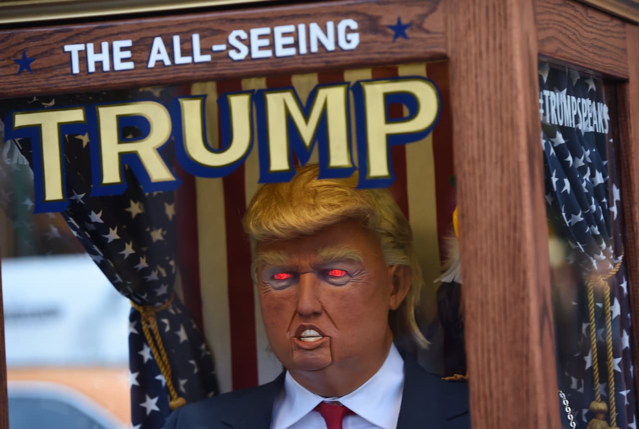 A través de la página www.allseeingtrump.com se muestra el lugar en el cual está el vidente, inspirado en el famoso "Zoltar" de la película "Big", protagonizada en el 1988 por Tom Hanks.