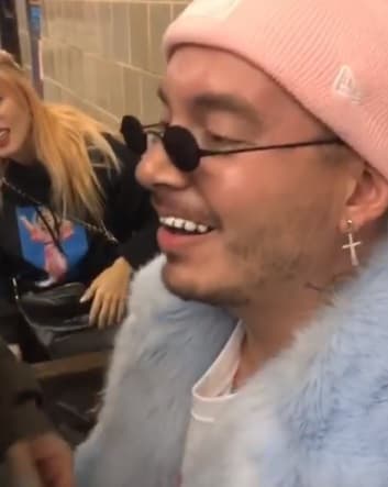 Claro que usar estas carillas no es nada cómodo, tal como lo mostró el interprete de 'Mi gente' en un video, en el que gente de su staff trató de retirarlas sin éxito, lo que le provocó un gran dolor.