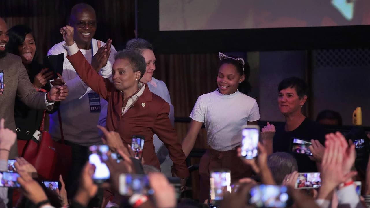 Lori Lightfoot llega con su hija y esposa a la celebración de victoria, después de que se anunció la victoria en varios reportajes. "Toni [Preckwinkle] y yo hablamos y durante la carrera fuimos competidores. Y trabajaremos juntos por la ciudad que ambos amamos. Hoy hiciste historia y creaste un movimiento para el cambio. Mira dónde estamos hoy", dijo Lightfoot.