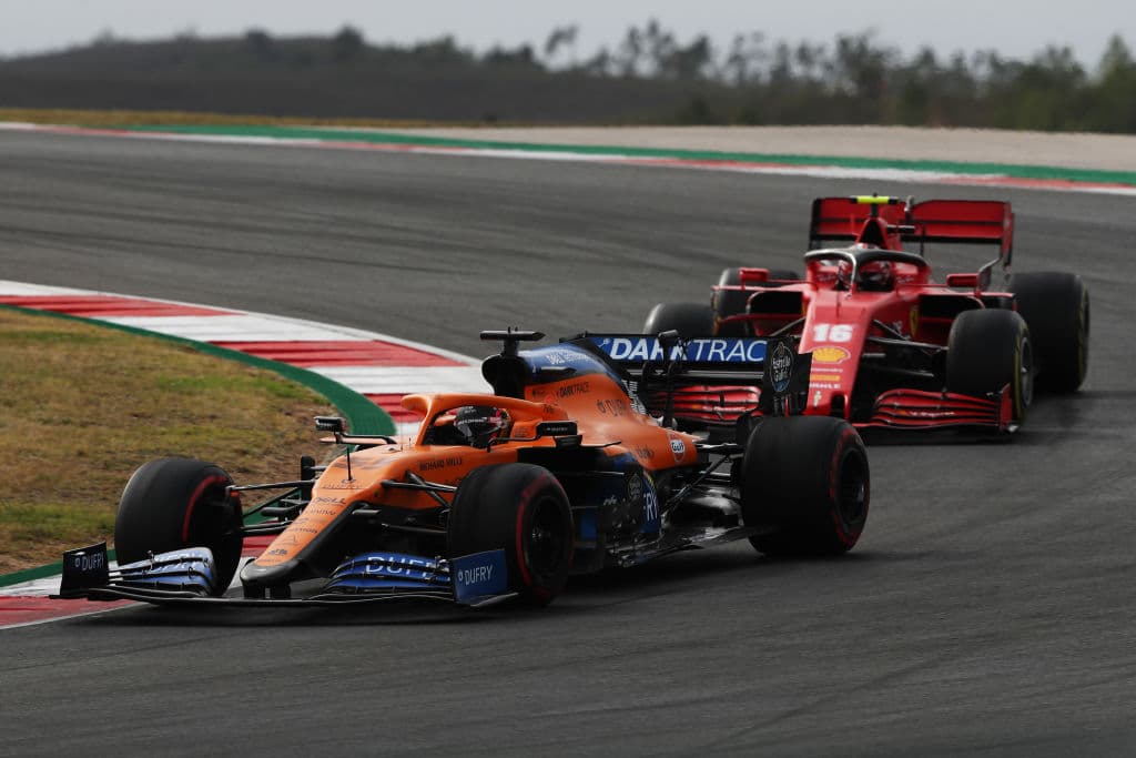 Lewis Hamilton lo hace de nuevo y rompe récord mundial con 92 carreras ganadas en la Formula 1. Se le unen al podio Valtieri Bottas y Max Verstappen. Muy buenas carreras de Charles Leclerc y del mexicano Sergio Pérez, pero la lluvia fue factor importante en este Gran Premio de Portugal.