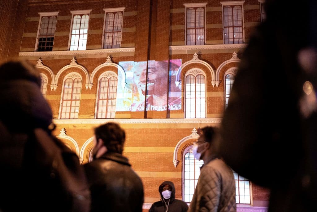 El fiscal de distrito del condado de Shelby, Steve Mulroy, dijo en una conferencia de prensa que
<b> cada oficial desempeñó un papel diferente en su muerte </b>y que “todos son responsables”.
<br>