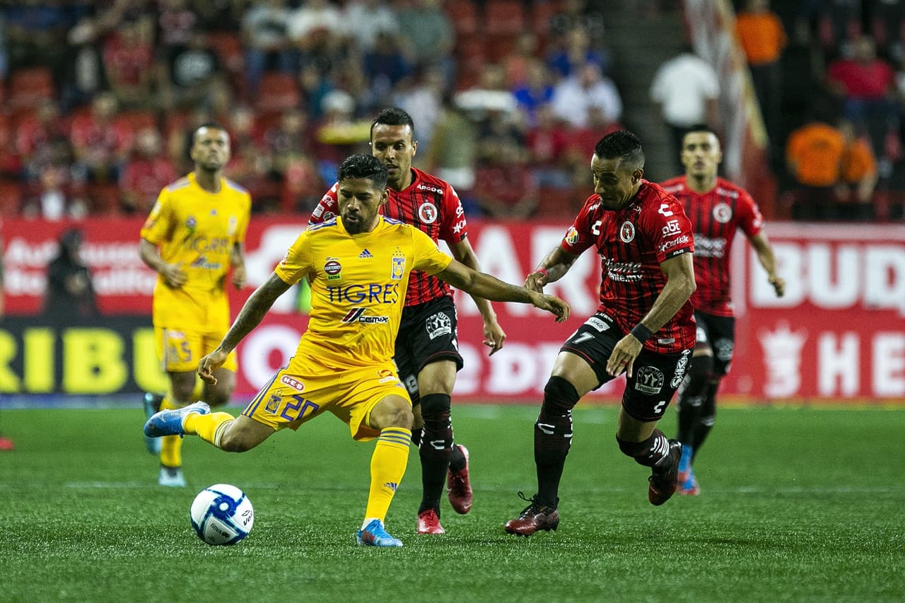 Desborde por la banda de Javier Aquino, quien manda centro que es rechazado por la defensa tijuanense.