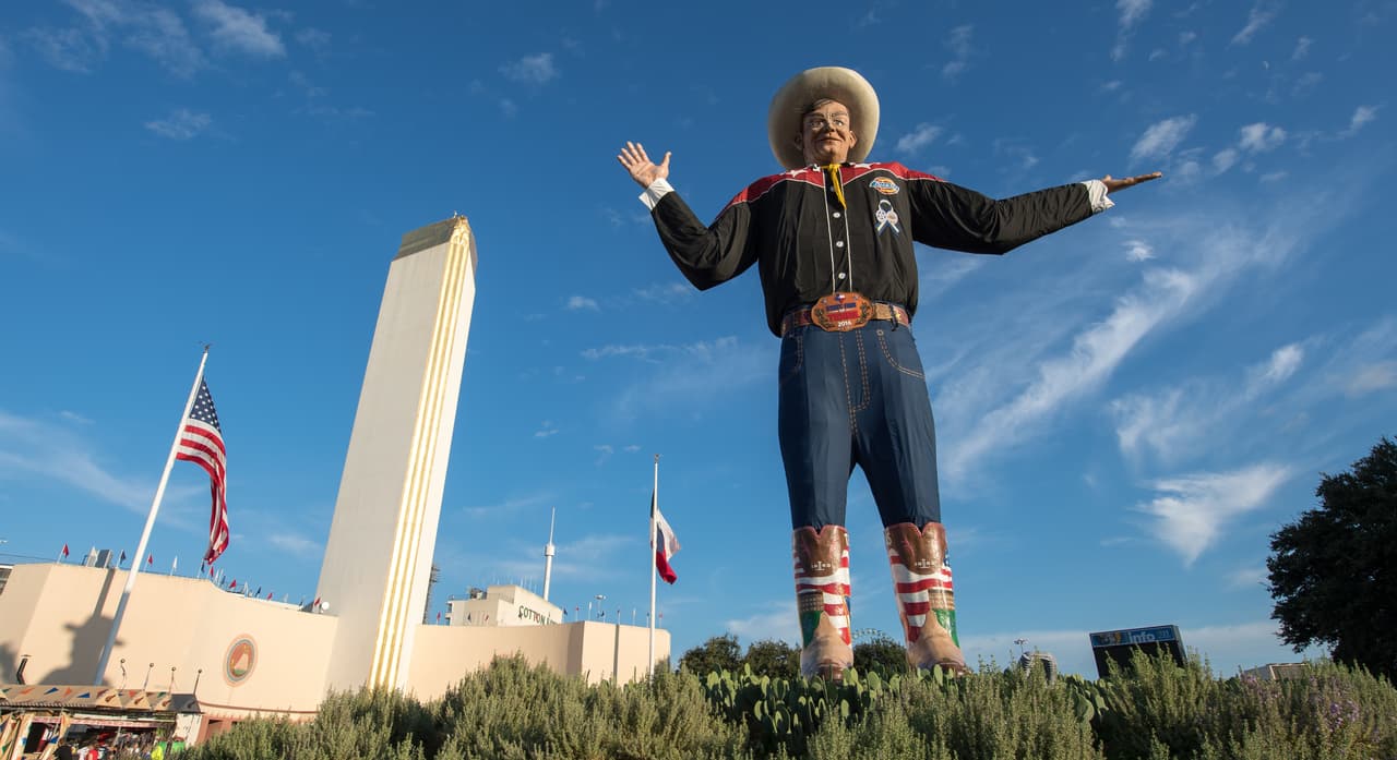 World of Magic es una de las nuevas atracciones de este año. Ilusionistas tendrán presentaciones, incluyendo a un robot volador, en el Oak Farms Showplace Theatre ubicado en el edificio de Creative Arts.