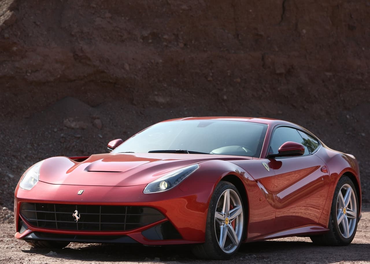 El Ferrari F12berlinetta cuenta con un silueta espectacular y un rendimiento aún más asombroso. Lo motiva un motor V12 de 6.3 litros con la capacidad de producir 730 caballos de fuerza y 508 lb-pie de torque. Su transmisión es una automática de siete velocidades encargada de llevar la potencia a las ruedas traseras. Su precio inicial es de 380,000 dólares.