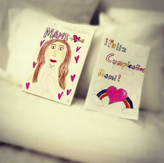 Dos bellas tarjetas de felicitación la esperaban en su hogar. "Estos son los regalos que llenan el alma", expresó Karla,