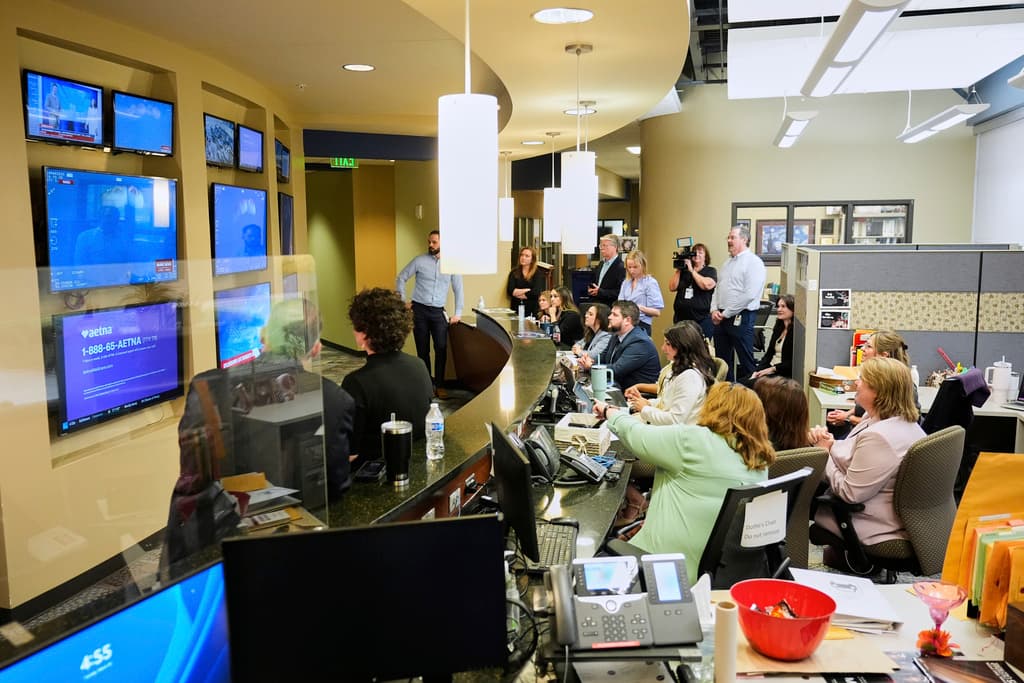 Al entrar de nuevo en la atmósfera terrestre, la cápsula Dragon atravesó el plasma generado por la reentrada. Los astronautas se prepararon para un “chapuzón” en el océano al llegar a la Tierra.