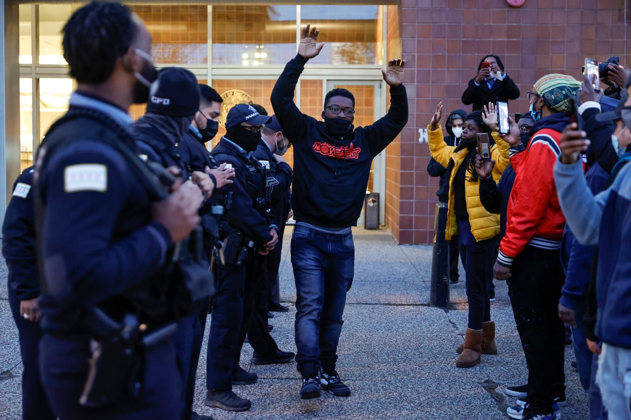 El suceso ha causado indignación entre la comunidad y se han registrado protestas en contra del abuso de las autoridades.