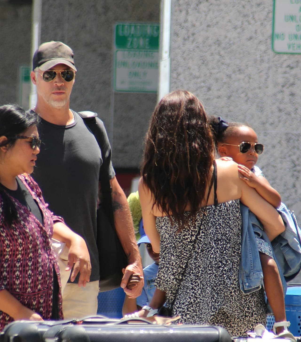 Las cámaras la captaron cargando a la pequeña Laila.