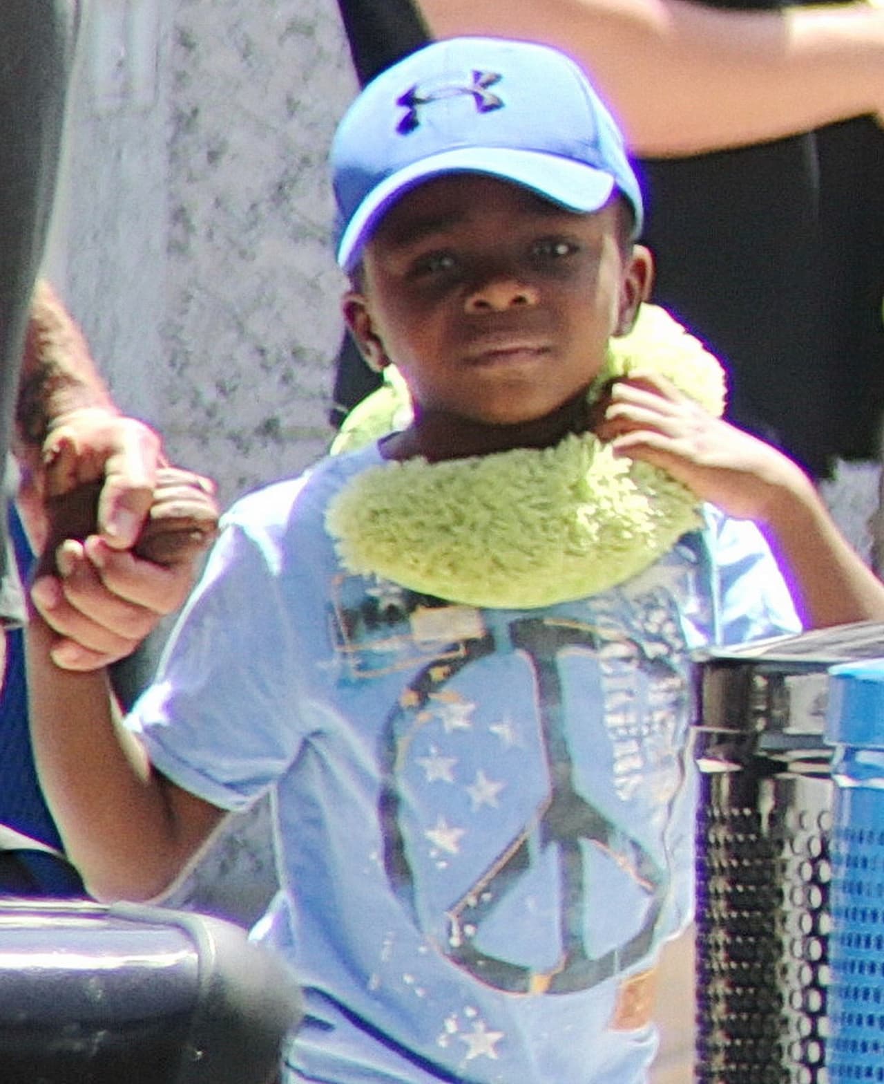 El hermano mayor, Louis, con su almohadita de viaje.