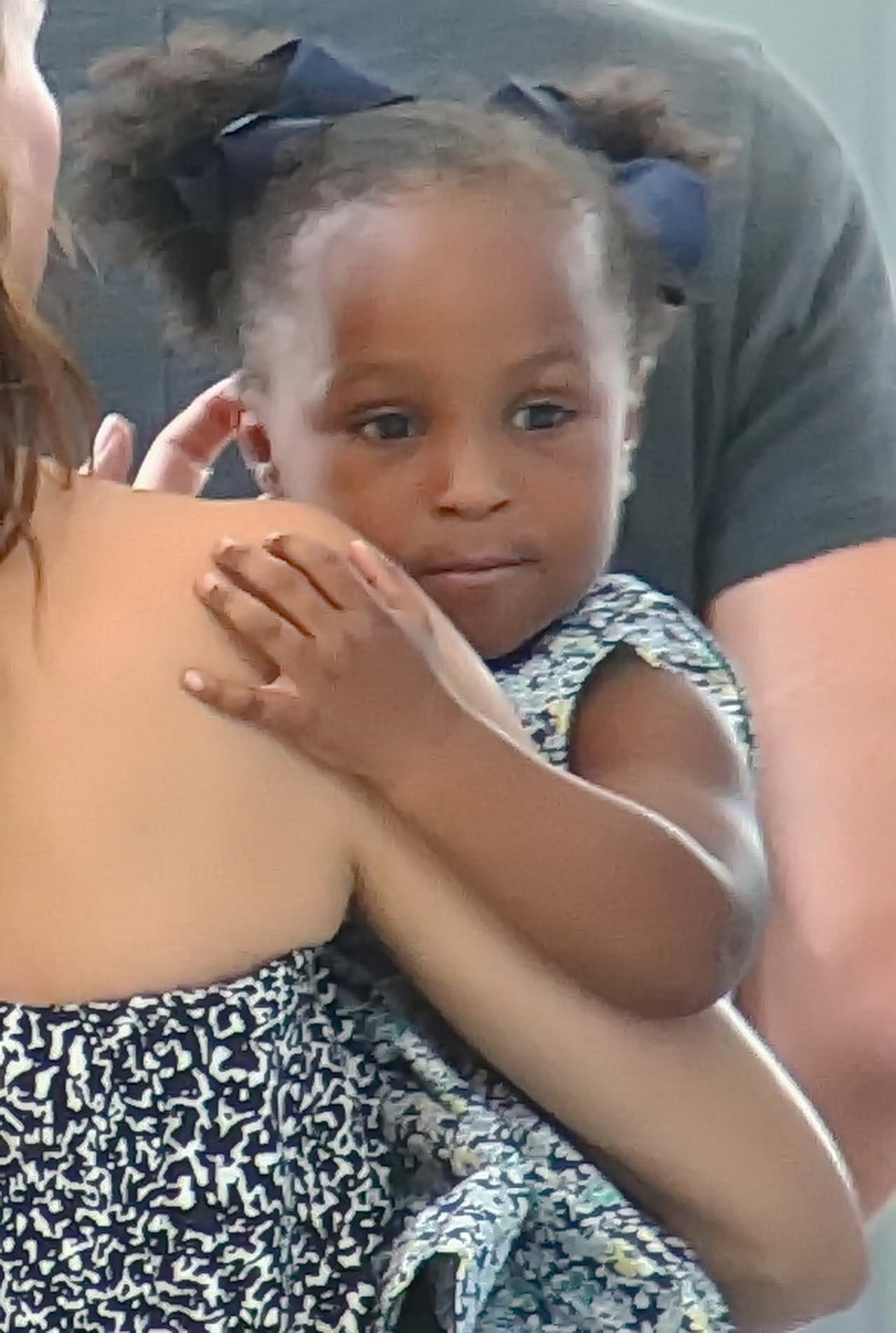 Muy feliz en los brazos de mami.