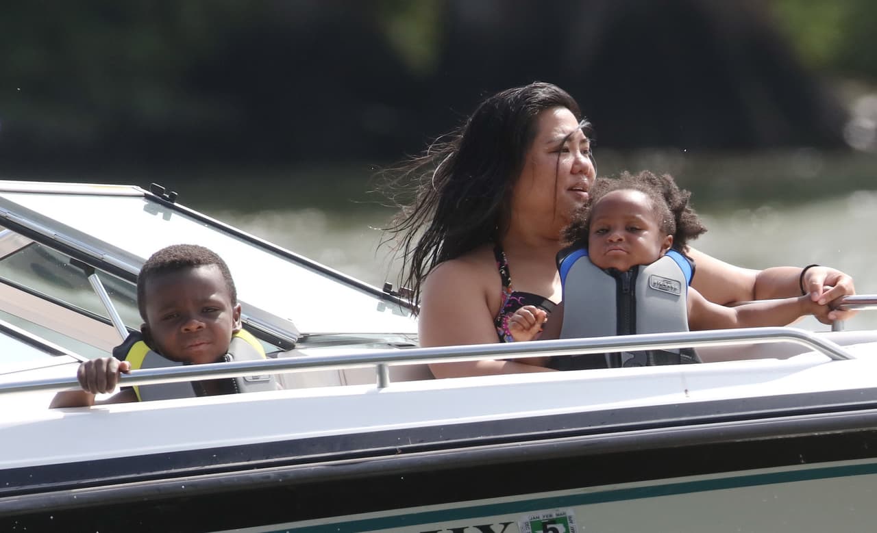 Sandra se apoyó en una nana para cuidar a los peques.