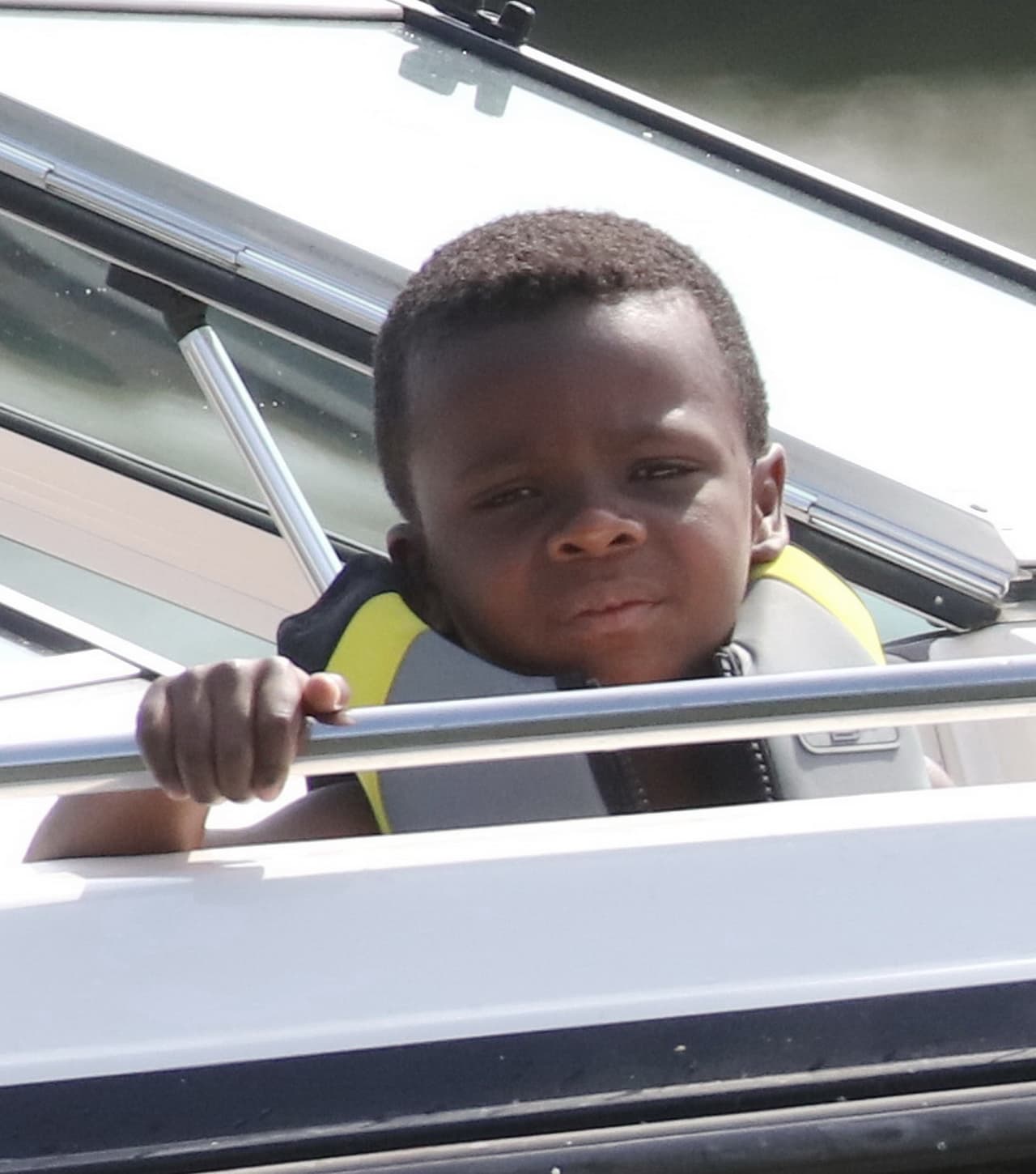 Cute! Louis muy agarradito para no salir volando del bote.