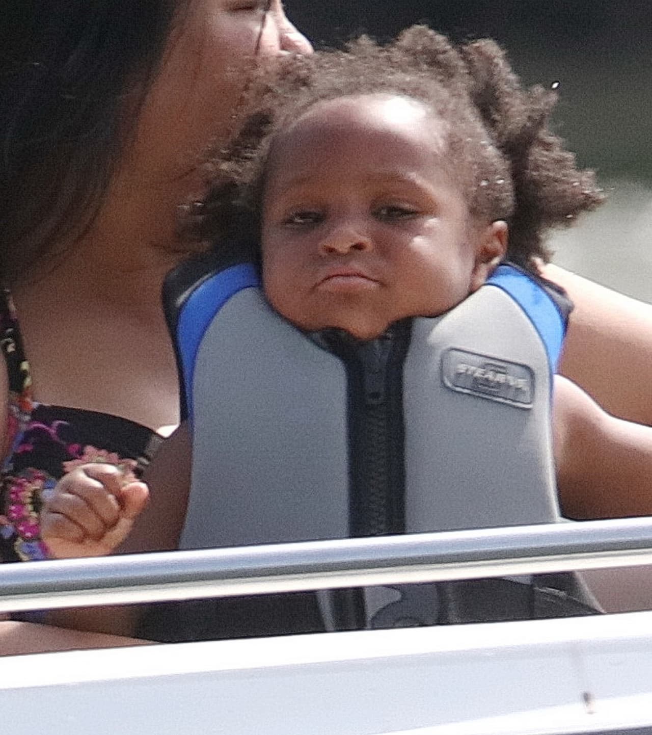 Oops! A Laila el chaleco salvavidas le quedó grande.