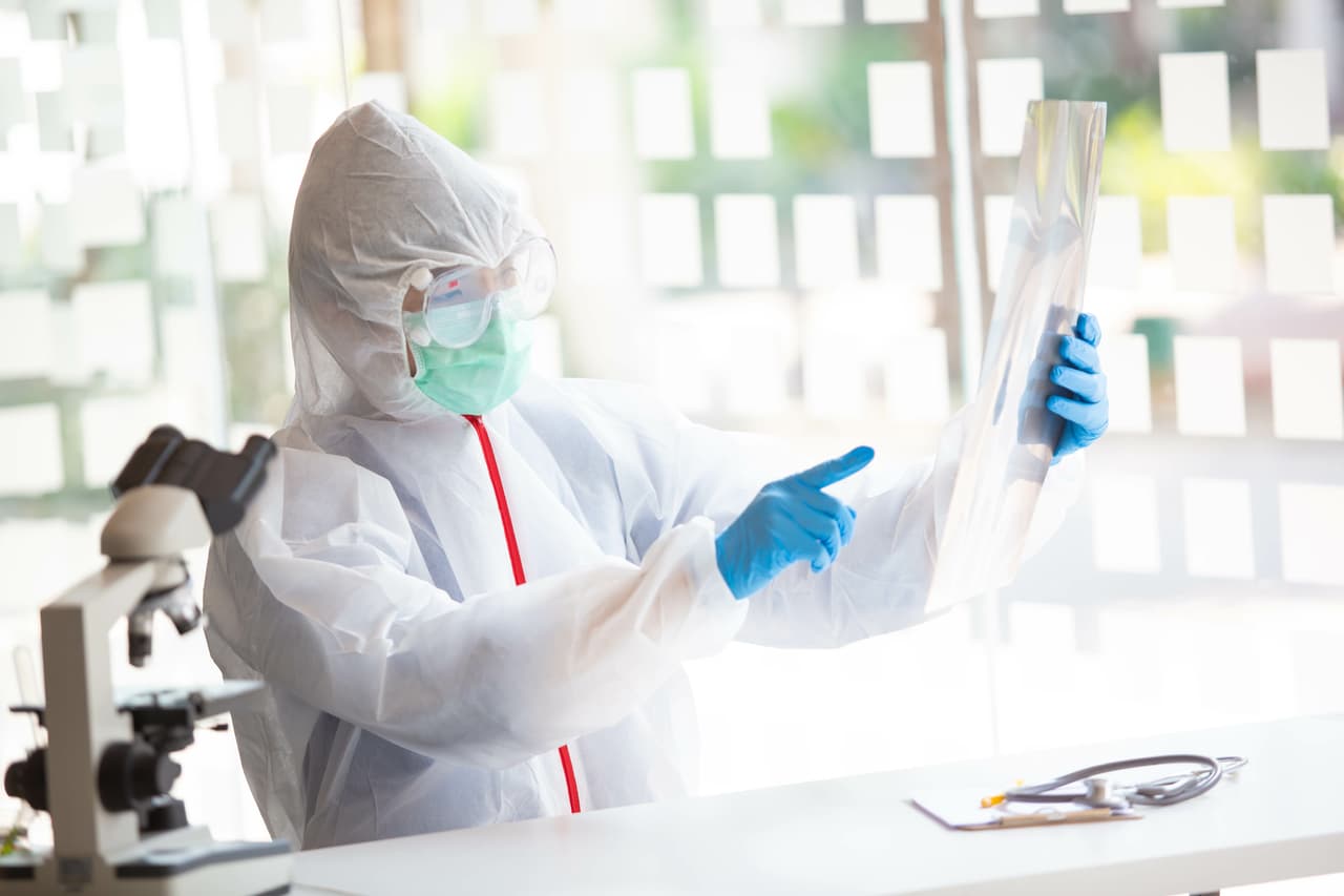 Para la fabricación de la vacuna que podría devolverle la esperanza al mundo, Novavax y Fujifilm anunciaron un acuerdo este jueves, y según dijeron,
<b>la sede de Carolina del Norte ya inició la producción de una sustancia farmacológica necesaria para la creación del potencial tratamiento. </b>De acuerdo al reporte de
<a href="https://www.bizjournals.com/triangle/news/2020/07/23/trump-to-tour-triangle-vaccine-operation.html" target="_blank">Triangle Business Journal,</a> los detalles financieros del acuerdo no fueron revelados.