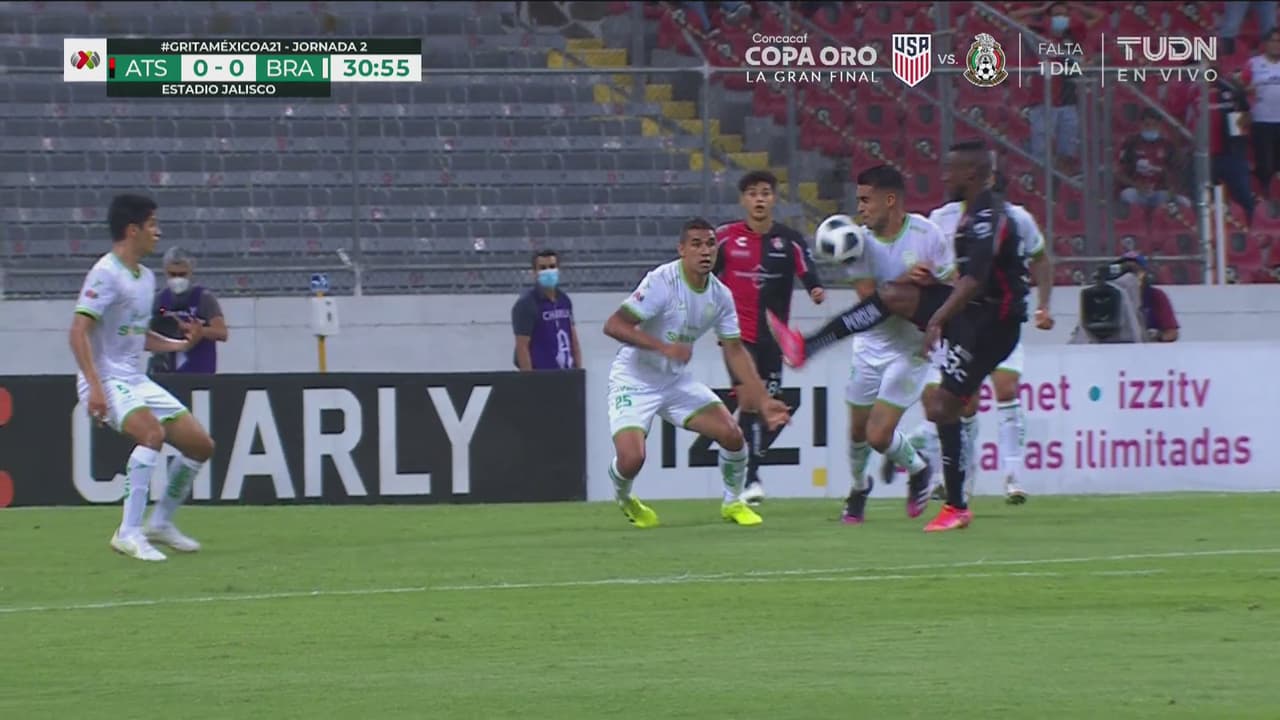 ¿Era penal? Atlas pide la pena máxima por una mano en el área