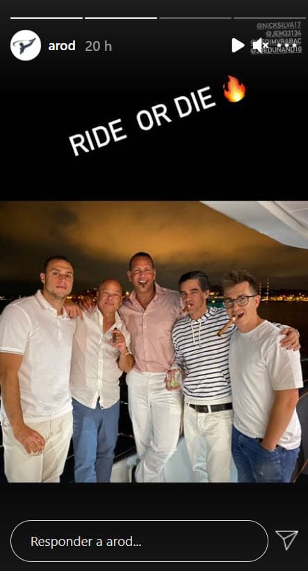 De acuerdo con lo que publica, su viaje es entre familiares y amigos.
<br>