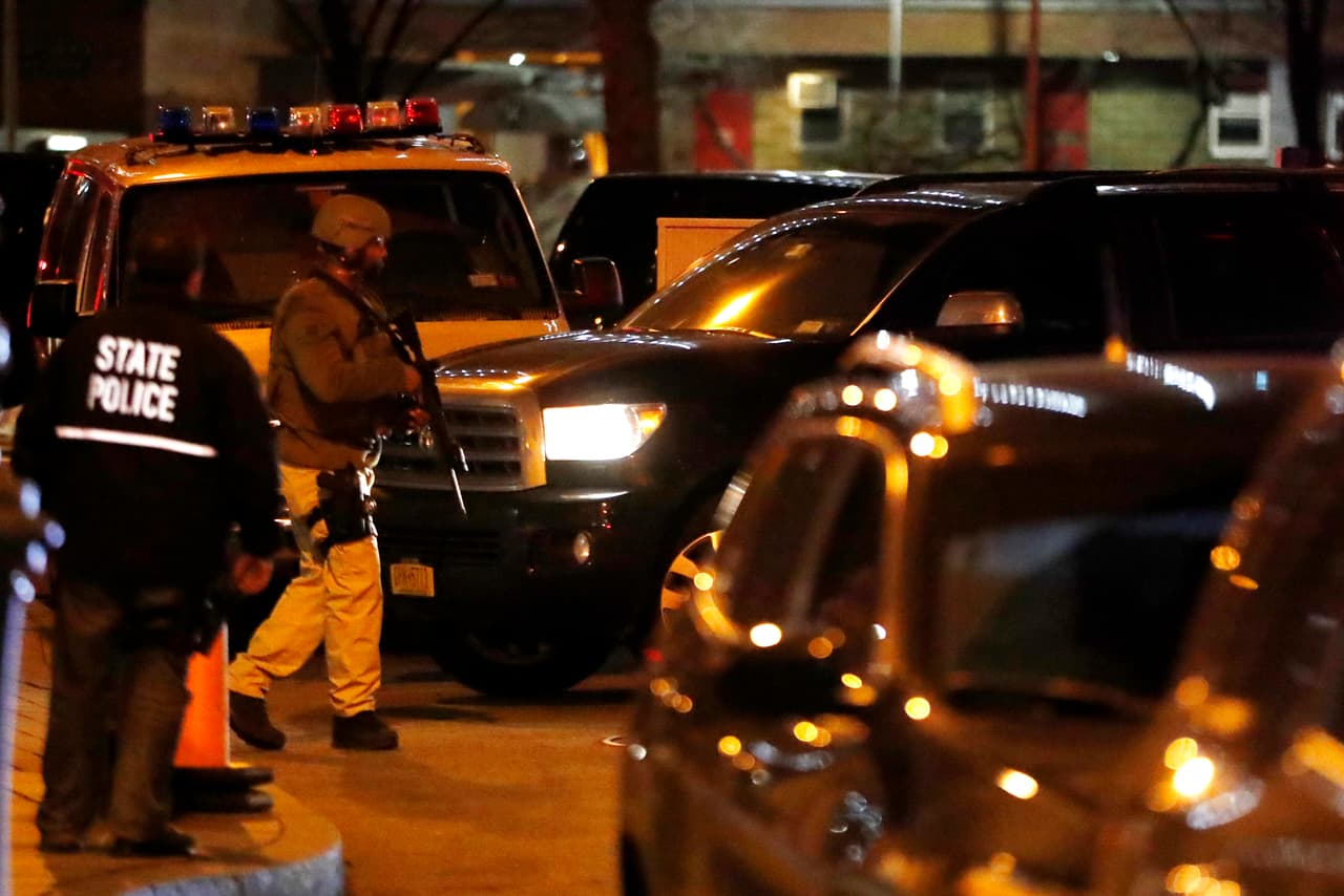 Un guardia armado resguarda el vehículo que traslada a Guzmán en Nueva York.