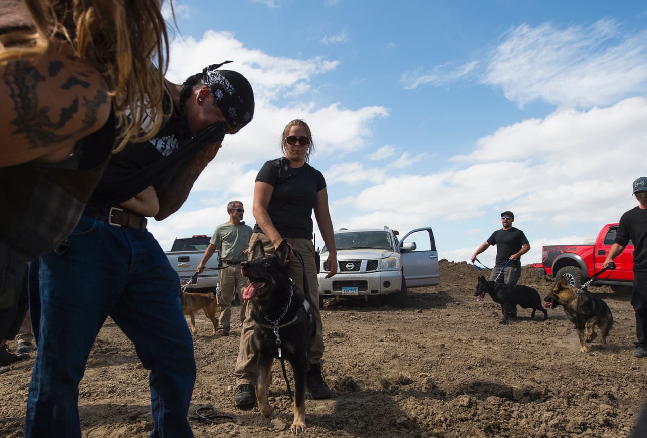 Atienden a un manifestante que ha sido rociado con gas pimienta por los empleados de seguridad privada de la empresa constructora del oleoducto DAPL.