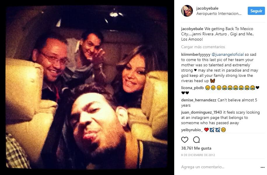 Jenni Rivera iba acompañada de su equipo, entre ellos su maquillista, quien antes de despegar tomó y publicó está foto, sin saber que esta sería la última vez que veríamos a la 'Diva de la Banda' con vida.