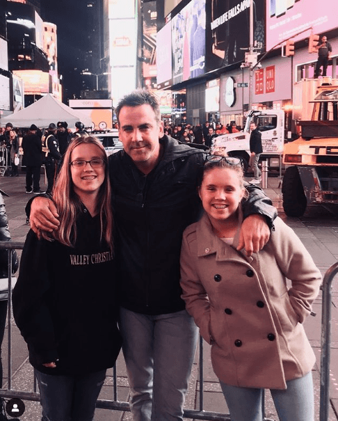 “Son dos viajes, el primero es para conocerlas. Savannah no estaba, estaba en el hospital, tenía como una neumonía y obviamente un susto, un miedo que te atrapa un poquito. Y Sienna inmediatamente sí fue un ‘attachment’ muy fuerte, muy muy fuerte”, comentó.