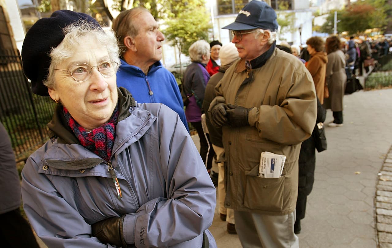 Estados Unidos ha registrado por dos años consecutivos 
<a href="https://www.univision.com/noticias/estados-unidos/cae-esperanza-de-vida-eeuu-causas-grupos-mas-afectados">una caída</a> en su esperanza de vida en Estados Unidos. Alrededor de un 74% de la disminución se atribuye a los más de un millón de estadounidenses que han muerto a causa de covid-19, mientras que un 11% se atribuye a muertes no intencionales, principalmente por sobredosis de drogas. Los homicidios y las complicaciones relacionadas con la diabetes también fueron factores contribuyentes.
<br>
<br>Para determinar los estados del país con una mayor esperanza de vida, el sitio 247WallSt.com analizó los Informes Nacionales de Estadísticas Vitales del Centro para el Control de Enfermedades para la esperanza de vida al nacer de cada estado en 2020, que se publicó el 23 de agosto de 2022. Para contrastar el dato con la esperanza de vida en años desde 2019 también se usaron los datos de los CDC. El porcentaje de la población sin seguro médico y la población total provienen de las estadísticas de la Encuesta de 2020 de la Oficina del Censo de Estados Unidos.
<br>