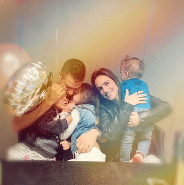 El cantante de 40 años siempre ha mantenido su vida personal lejos de los reflectores, al grado de no publicar en redes sociales prácticamente nada acerca de sus hijos y esposa.