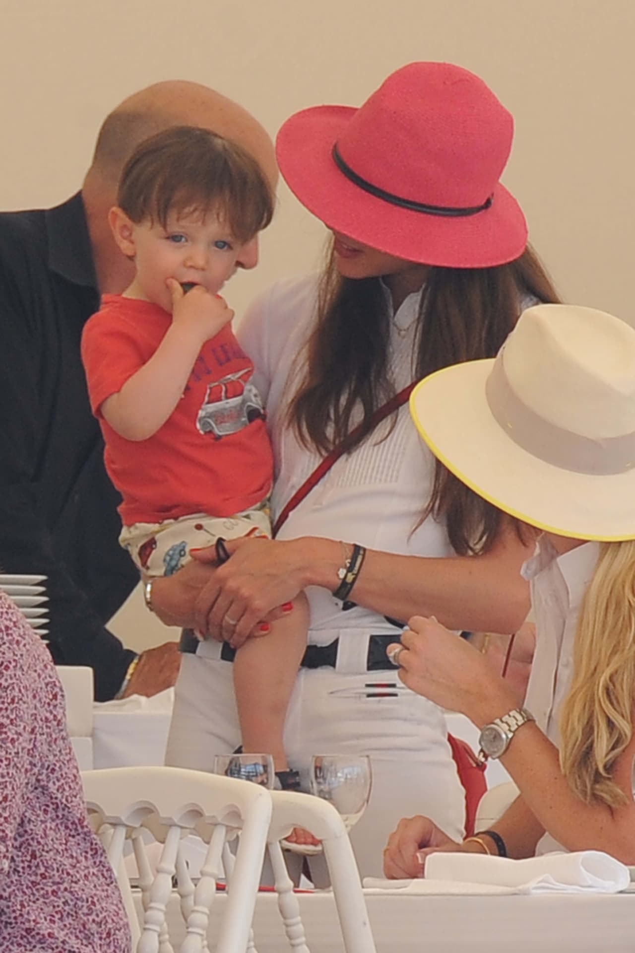 Las fotos fueron tomadas durante el torneo hípico de Cannes.