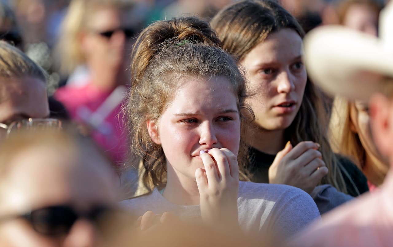 Gobernador de Texas propone incrementar la presencia de agentes y maestros armados en las escuelas