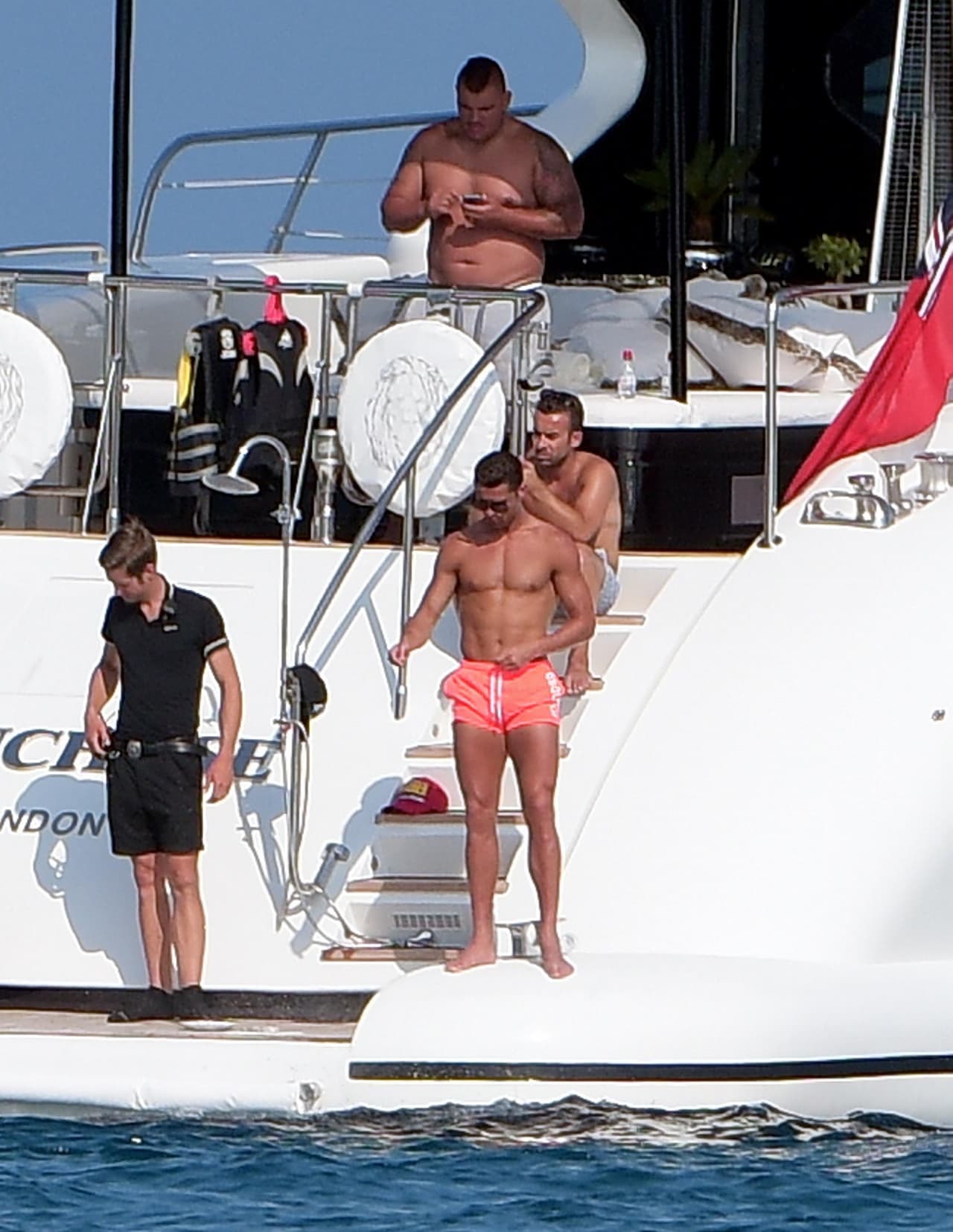 Un lujoso yate lo trajo paseando por Saint Tropez.