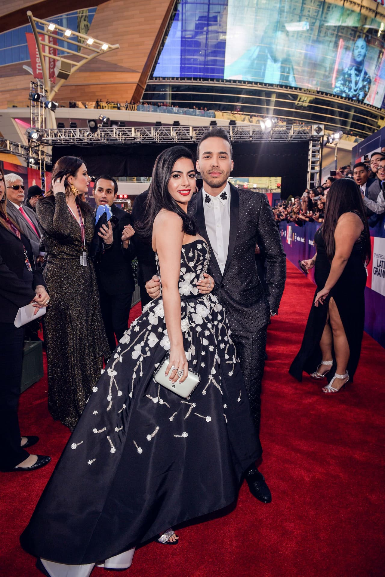 Prince Royce y Emeraude Toubia, una de las parejas más esperadas de la noche.