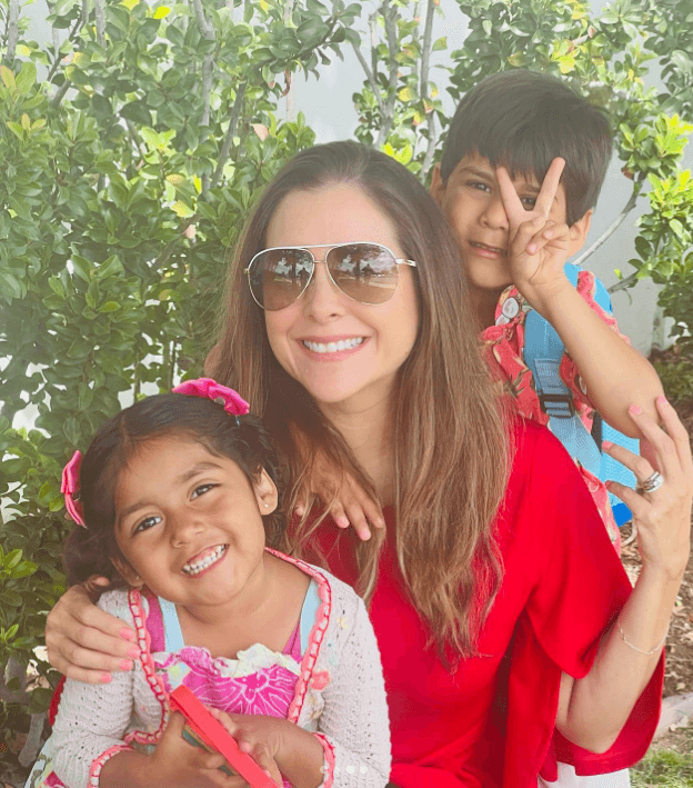 El 2 de octubre Ana Lucía cumplirá 4 años, mientras que el 27 del mismo mes Mateo llegará a los 5. Aunque son muy pequeños, 
<b>ya saben que son adoptados</b>, así lo compartió la protagonista de 
<b><a href="https://www.vix.com/es-es/detail/series-3621?utm_medium=internal_referral&utm_source=univision&utm_campaign=breaking_news&utm_content=ed_entertainment&utm_term=slideshow" target="_blank">Niña Amada Mía (que puedes ver gratis aquí en ViX)</a></b> en entrevista con el programa Hoy transmitida este 9 de agosto.
<br>