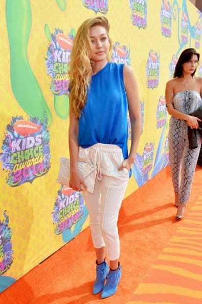 La modelo Gigi Hadid posó ante las cámaras de los Kids Choise Awards muy casual con unos pantalones con cordón a la cintura, una blusa súper floja en color azul chillante y botines 'ad hoc'.