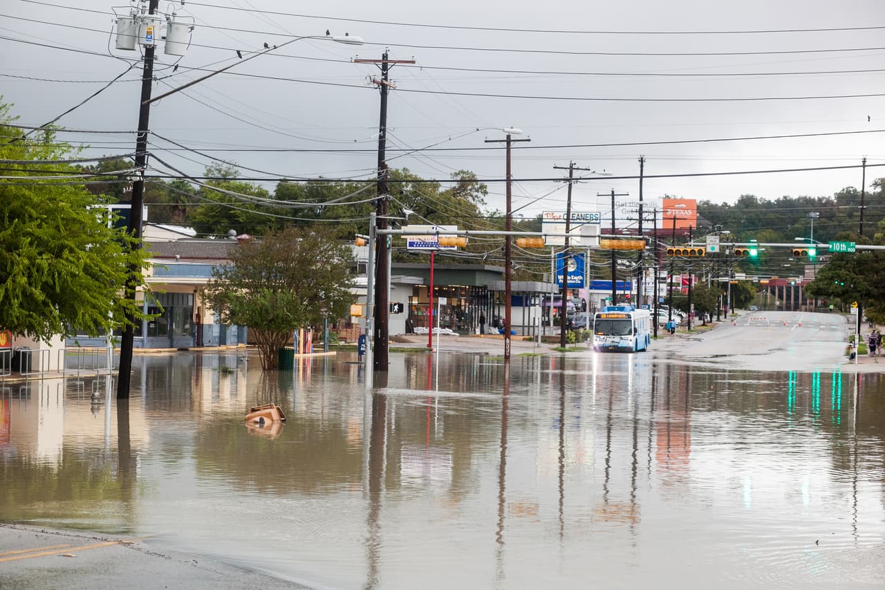 La llegada de fuertes tormentas al centro de Texas dejó cientos de calles de Austin cerradas.